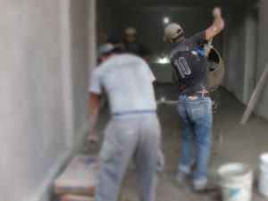 imagen-albañil-colado-piso-300x225 ¿Un albañil puede aplicar concreto estampado?