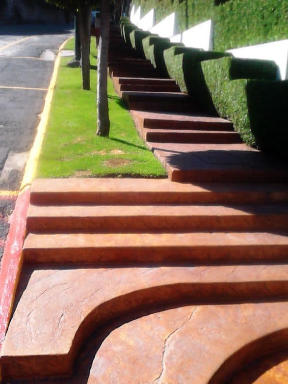 Escalinata concreto estampado piel naranja barro