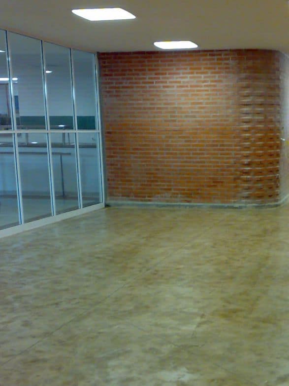 Pasillo escolar concreto estampado almendra/trigo