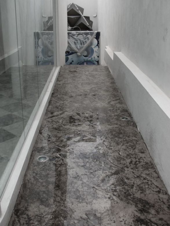 Pasillo exterior residencia gris plata/ negro