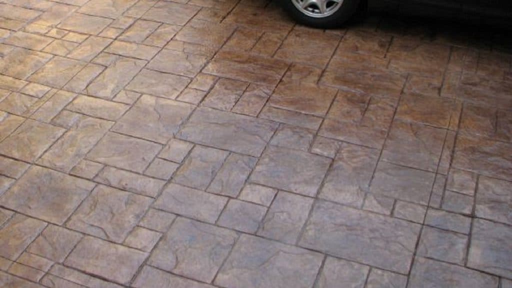 imagen-estacionamiento-estampado-almendra-y-cafe-1024x576 En cuánto tiempo puedo subir un auto a mi piso estampado recién hecho.